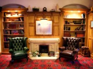 Una sala de estar con dos sillas y una chimenea. en The Punchbowl Inn, en Thorne