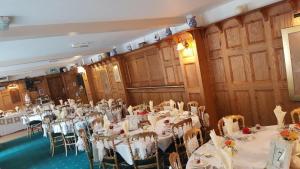 Un restaurante o sitio para comer en The Punchbowl Inn