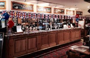 un bar con muchas botellas de alcohol en The Punchbowl Inn, en Thorne
