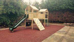 Zona de juegos infantil en The Punchbowl Inn