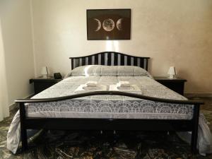 a bed in a bedroom with two nightstands and two lamps at B&B SAN PIO in Pellezzano
