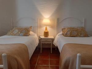 En eller flere senge i et værelse på Quinta dos Amarelos