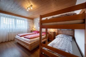 Katil dua tingkat atau katil-katil dua tingkat dalam bilik di Familie Sponring - Maxnhagerhof