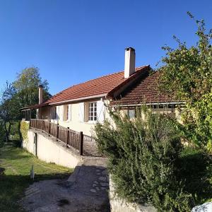 Casa blanca con techo marrón en Grande maison de vacances au cœur du Perigord Noir nature et confort, en Domme