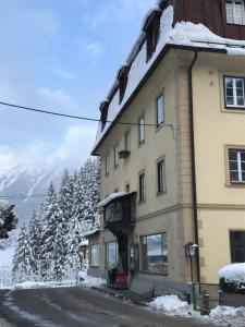 ein Gebäude mit Schnee drauf in der Unterkunft Hotel Echo in Bad Gastein