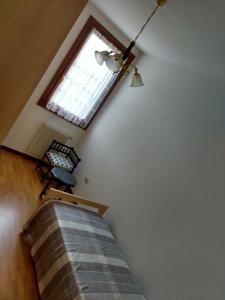 ein Wohnzimmer mit einem Fenster und einem Sofa in der Unterkunft Bright Apartment in Marostica in Marostica