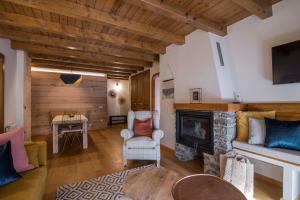 sala de estar con chimenea y mesa en BARN THE RETREAT Apartamento premium en Esterri d'Àneu, en Esterri d'Àneu