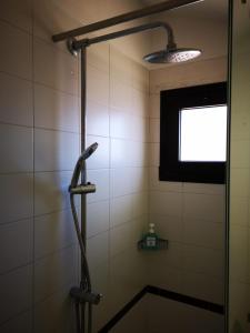 プラヤ・デ・ラス・アメリカスにあるCoral Compostela Beach, private apartmentのバスルーム(シャワー、シャワーヘッド付)が備わります。