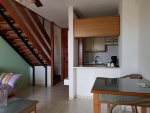 プラヤ・デ・ラス・アメリカスにあるCoral Compostela Beach, private apartmentのキッチン、リビングルーム(階段付)
