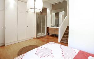 1 dormitorio con 1 cama y baño con escalera en Logement Hôtel Particulier centre ville, en Arles 4 fotos más