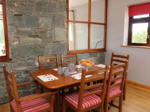 jadalnia z drewnianym stołem i krzesłami w obiekcie High View w Killarney
