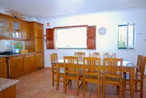 cocina con mesa de comedor y sillas en Casa Pedro - Baleal beach, Balcony, Pool en Baleal