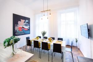 TV a/nebo společenská místnost v ubytování 5BR 2BATH family APT 5mins to Wenceslas square