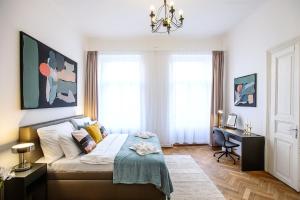 Postel nebo postele na pokoji v ubytování 5BR 2BATH family APT 5mins to Wenceslas square