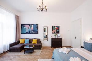 Televiisor ja/või meelelahutuskeskus majutusasutuses 5BR 2BATH family APT 5mins to Wenceslas square