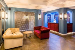 Hotel Rafael Готель Рафаель في إلفيف: غرفة معيشة مع أريكة وكرسي
