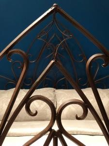 a close up of a metal bed frame at Park Lane Guest House in Austin