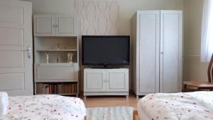 A bed or beds in a room at Csóka Apartman Pápa