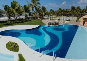 A view of the pool at Flat Guarajuba Beira da Praia pé na areia or nearby