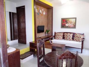a living room with a couch and a table at Trancoso Casas Para Temporada in Trancoso