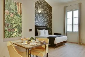 Habitación de hotel con cama, mesa y sidra de mesa en Villa Erizio, Bordeaux Centre, en Burdeos