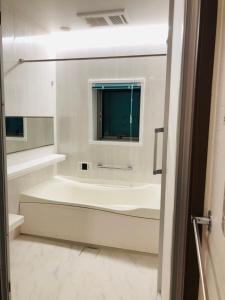 立川市にある家縁のバスルーム(バスタブ付)、窓が備わります。