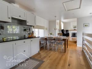 Kuchyň nebo kuchyňský kout v ubytování The Old Reading Room + 32 fotografií