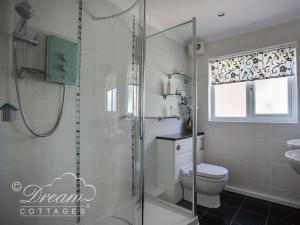 ein Badezimmer mit Dusche, Toilette und Waschbecken in der Unterkunft Bowleaze View in Weymouth + 22 Fotos