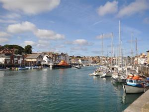 eine Gruppe von Booten liegt in einem Hafen vor Anker in der Unterkunft Ocean Swell in Weymouth