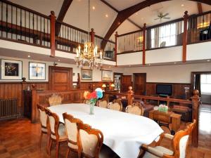 uma grande sala de jantar com mesa e cadeiras em The Old Portland Courthouse em Portland