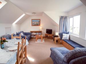 ein Wohnzimmer mit Sofa und Tisch in der Unterkunft Bramble Cottage in Haverfordwest