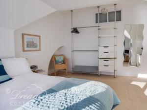 een slaapkamer met een bed en een boekenplank bij Dream View in Weymouth
