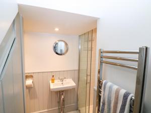 une salle de bain avec un lavabo et une douche dans l'établissement Newden Cottage, à Whitstable 22 autres photos