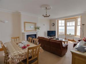 TV a/nebo společenská místnost v ubytování Beach View Apartment 3