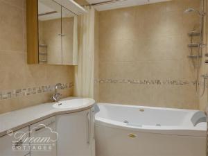 Ένα μπάνιο στο Beach View Apartment 2 +27 φωτογραφίες