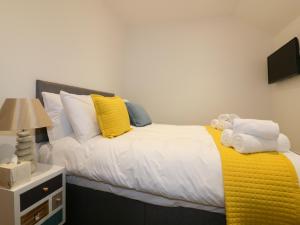 מיטה או מיטות בחדר ב-Fishermans Loft