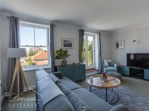 ウェイマスにあるMarina Vistaのソファとテレビのあるリビングルーム