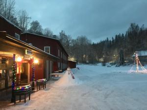 Eine Braut im Schnee neben einem Gebäude in der Unterkunft Klackbergsgården in Norberg