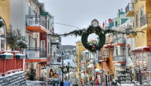 Una corona de Navidad colgada en una calle de la ciudad en Place Saint Bernard Mont Tremblant, en Mont-Tremblant