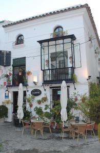 um edifício com mesas e cadeiras em frente em Hotel Zahorí em Priego de Córdoba