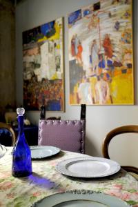 ルッカにあるアル トスカニー B＆Bの皿付きテーブルに置かれた青い瓶