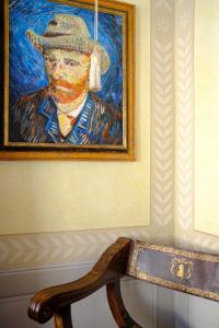 ルッカにあるアル トスカニー B＆Bの帽子を被った男の絵画