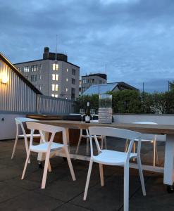 uma mesa e duas cadeiras num telhado em Bond Street Apartment Luxury 3 Bedroom em Dunedin