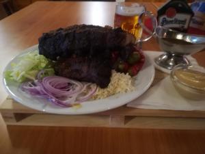 Makanan di atau berdekatan hotel