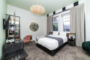 Clarence Boutique Hotel客房内的一张或多张床位