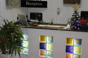 een kantoor met een kerstboom op een balie bij Ababeel Hotel in Birmingham