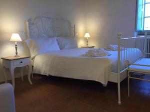 a bedroom with a bed and a lamp at Il Podere Degli Artisti in San Casciano dei Bagni