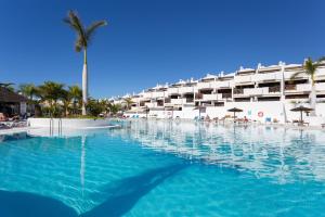 ein großes Schwimmbad vor einem Hotel in der Unterkunft Luxury Apartment in Costa Adeje in Adeje
