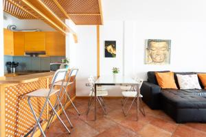 ein Wohnzimmer mit einer schwarzen Couch und einem Tisch in der Unterkunft Luxury Apartment in Costa Adeje in Adeje