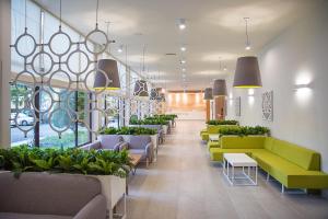 een lobby met banken en potplanten bij Hotel Laguna Park & Aqua Club - All Inclusive in Sunny Beach